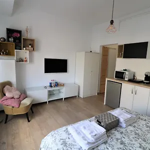 Lovely City Center - Free Minibar Appartamento